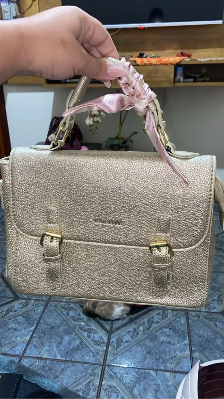 Bolsinha dourada com lenço 