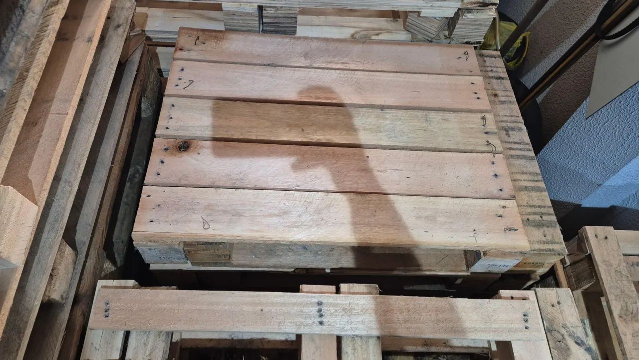 Pallets seminovos medida 0.80 centímetros por 0.60 centímetros, madeira eucalipto.  - Foto 2