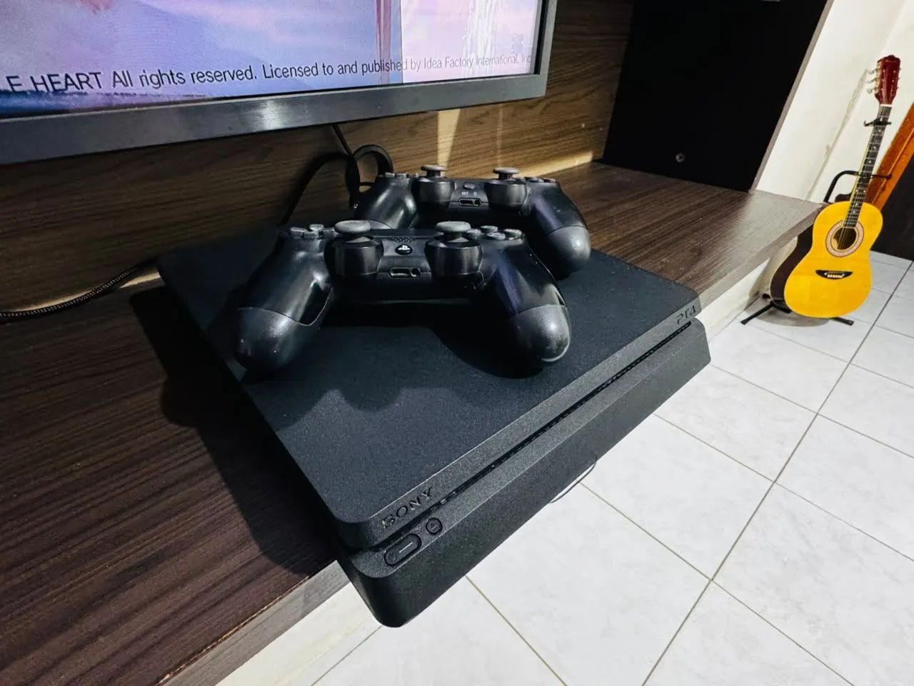 ?VENDO  PS4 SLIM + 2 CONTROLES  - Foto 2