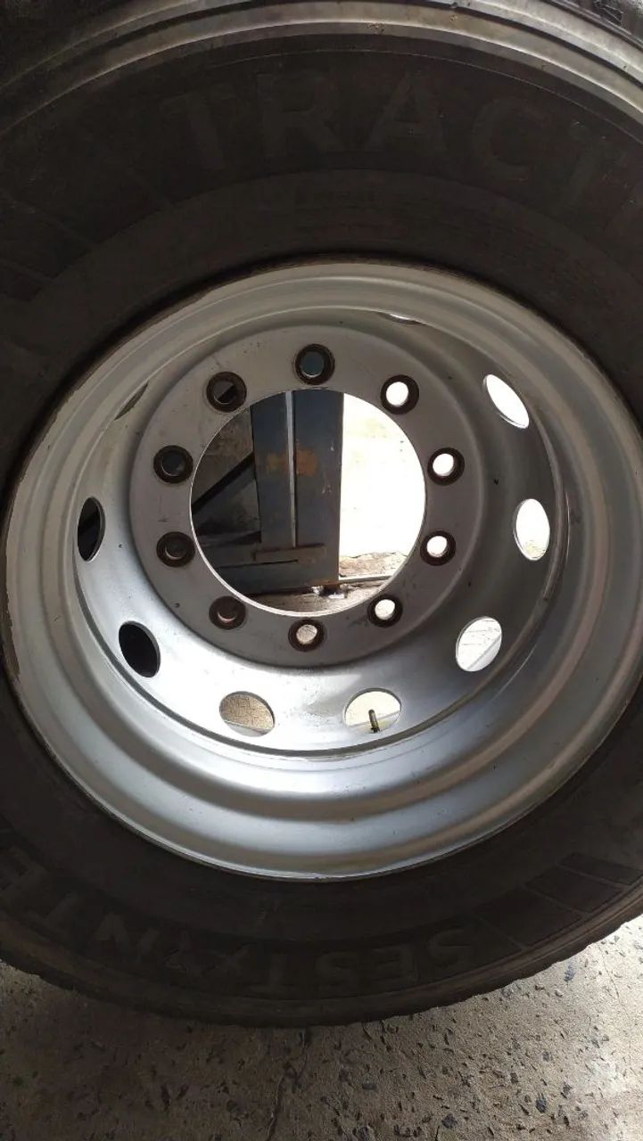 Pneu 295 /80 R 22.5 com roda seminovo - Foto 8
