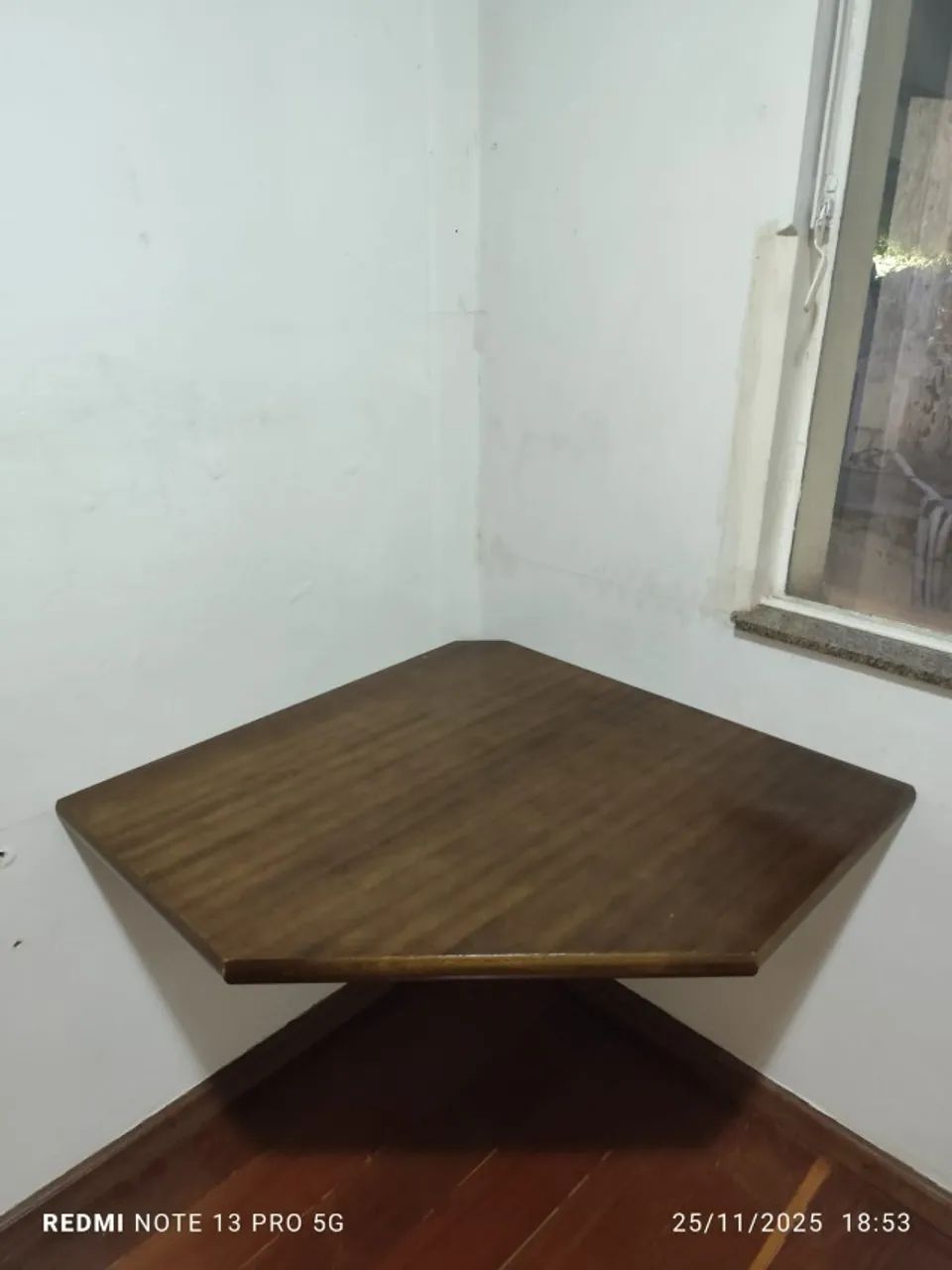 MESA DE CANTO EM MADEIRA.