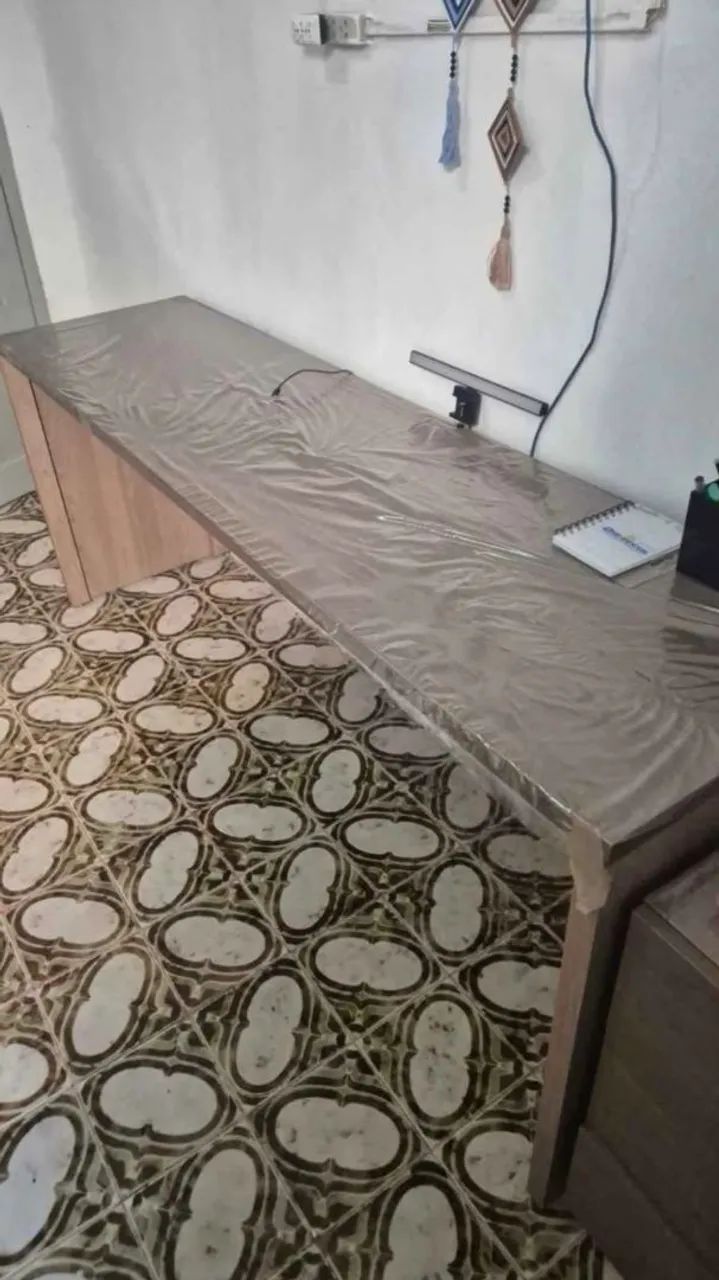 Mesa em MDF 1,90m, Grande e Praticamente Nova