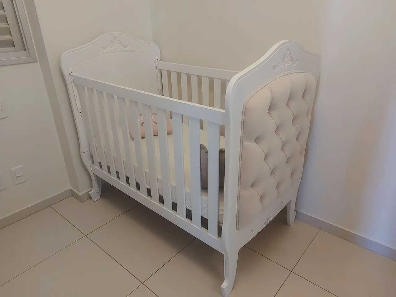 Berço Provençal Branco Capitonê com colchão 