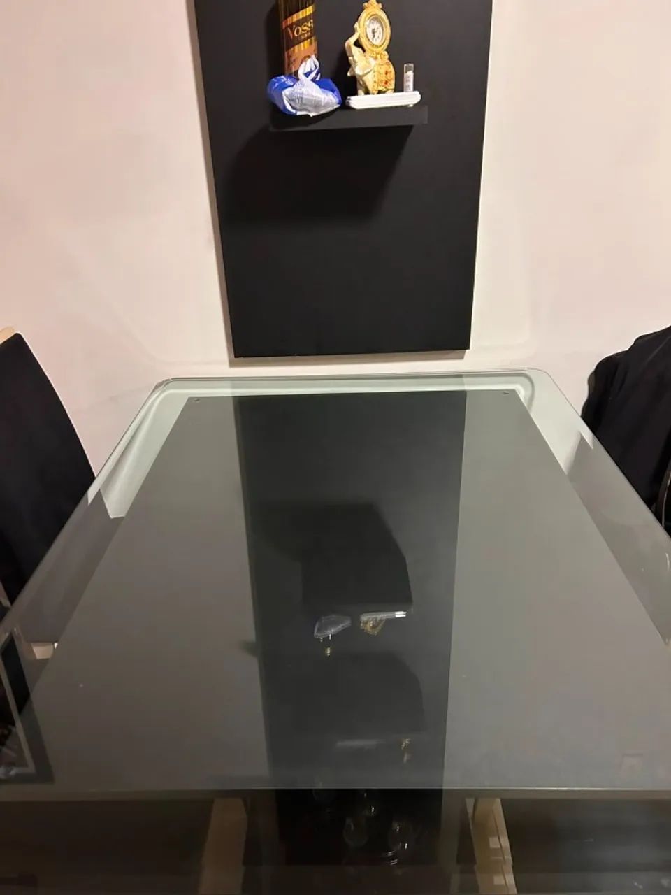 Mesa de jantar com tampo de vidro e cadeiras 
