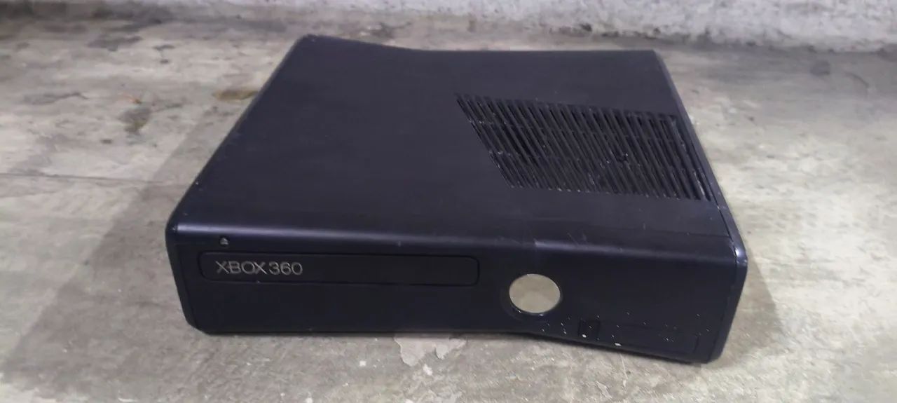 Xbox 360 Slim. ( Obs)