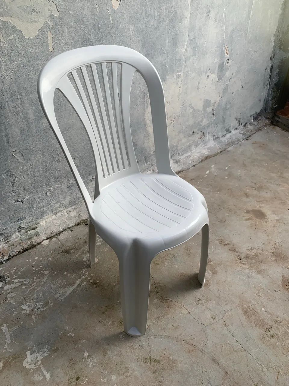 Cadeiras plásticas e banquinhos 