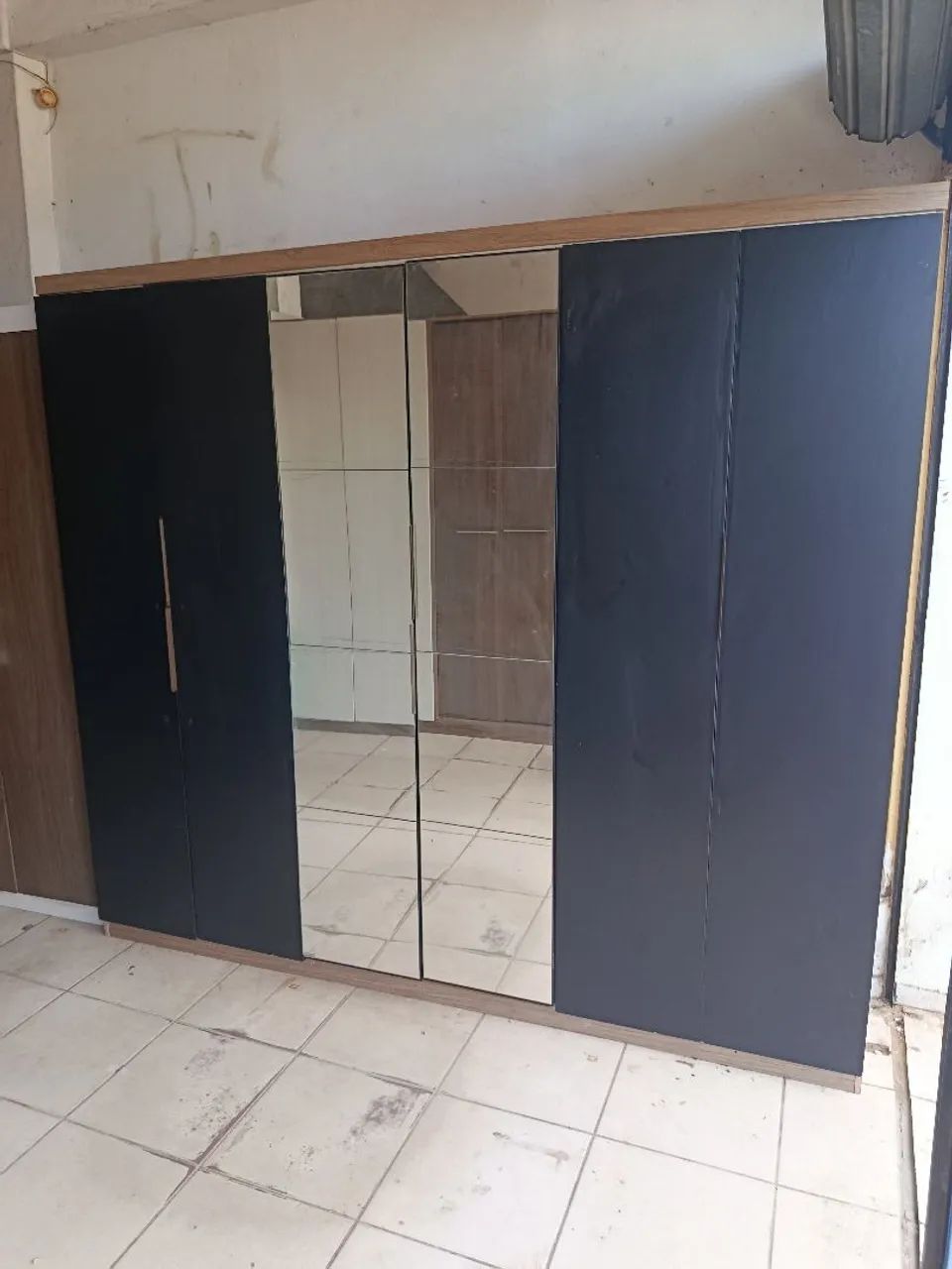 Guarda roupa de casal grande com espelho 