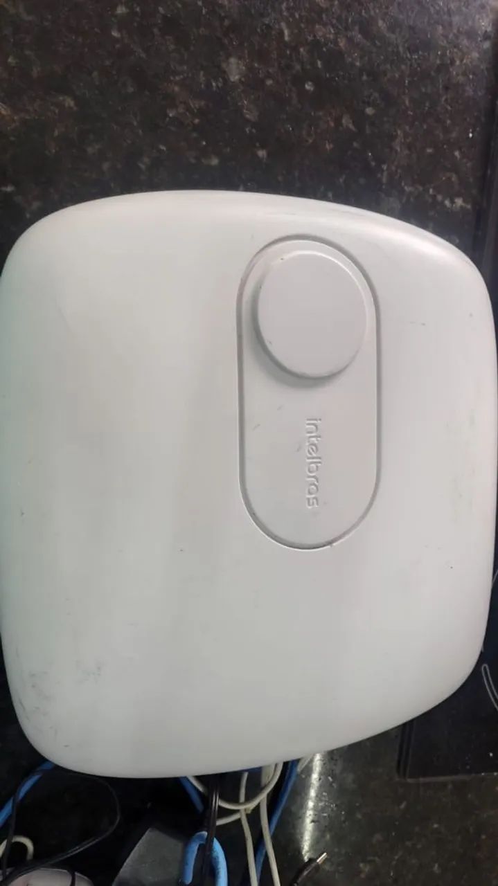 Central de alarme Intelbras com placa com wi-fi bateria teclado e sensor