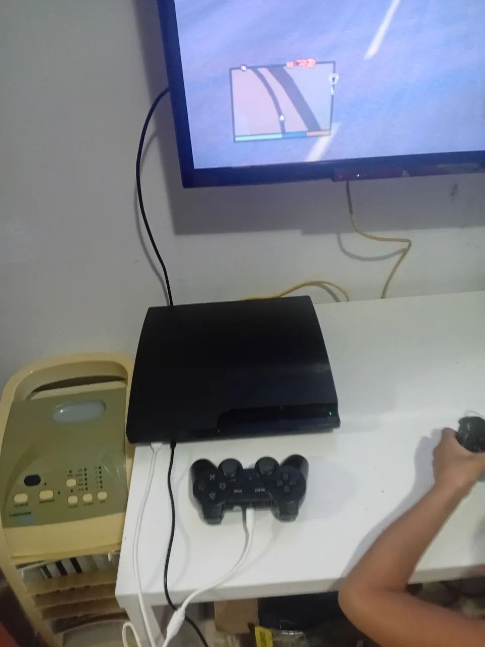 Ps3 com cabos e controle e 4 jogos. - Foto 3