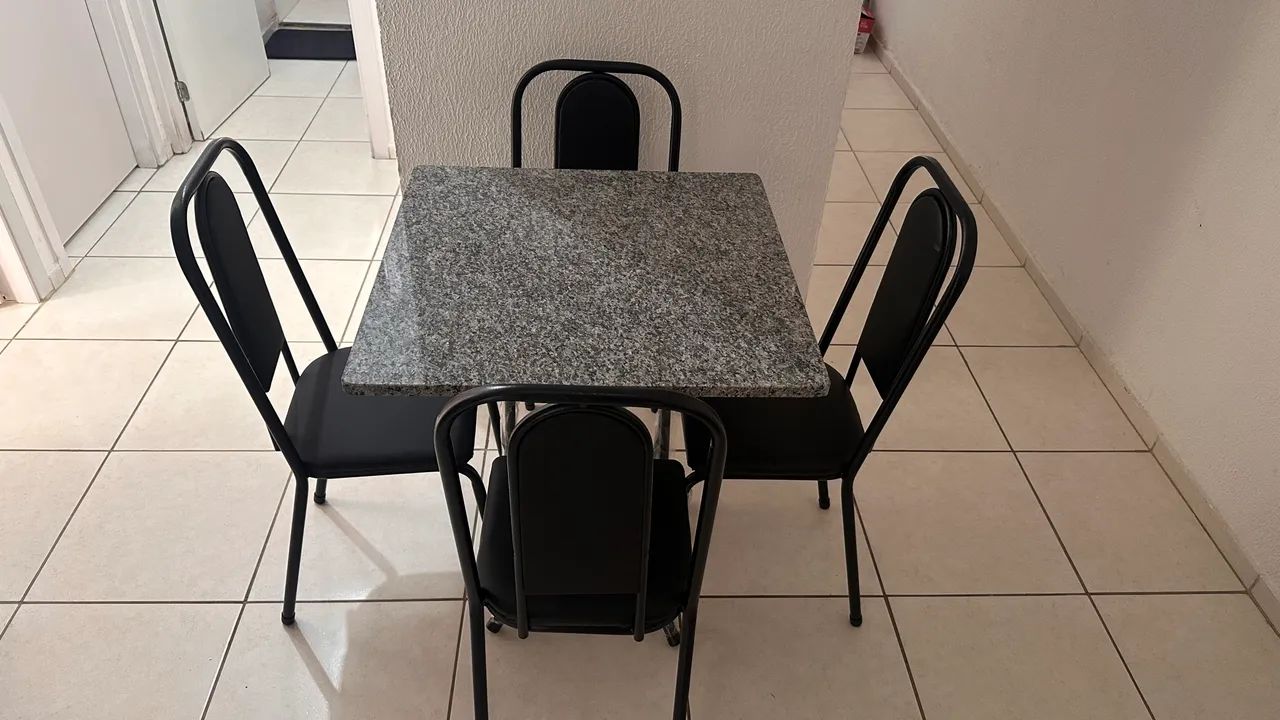Mesas com 4 cadeiras 70x70 , tampo em granito ocre (( zap *))