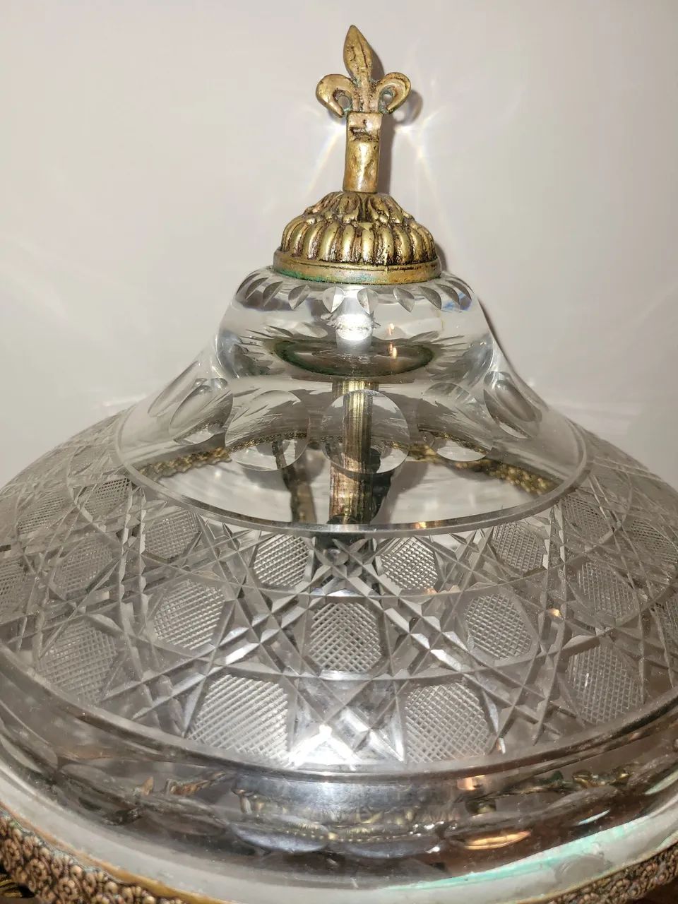 Abajur de Bronze maciço e cristal lapidado com figuras de 3 dragões ao lado - Foto 4