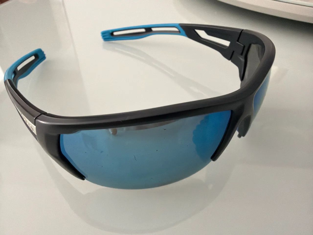 Óculos azul de esporte 