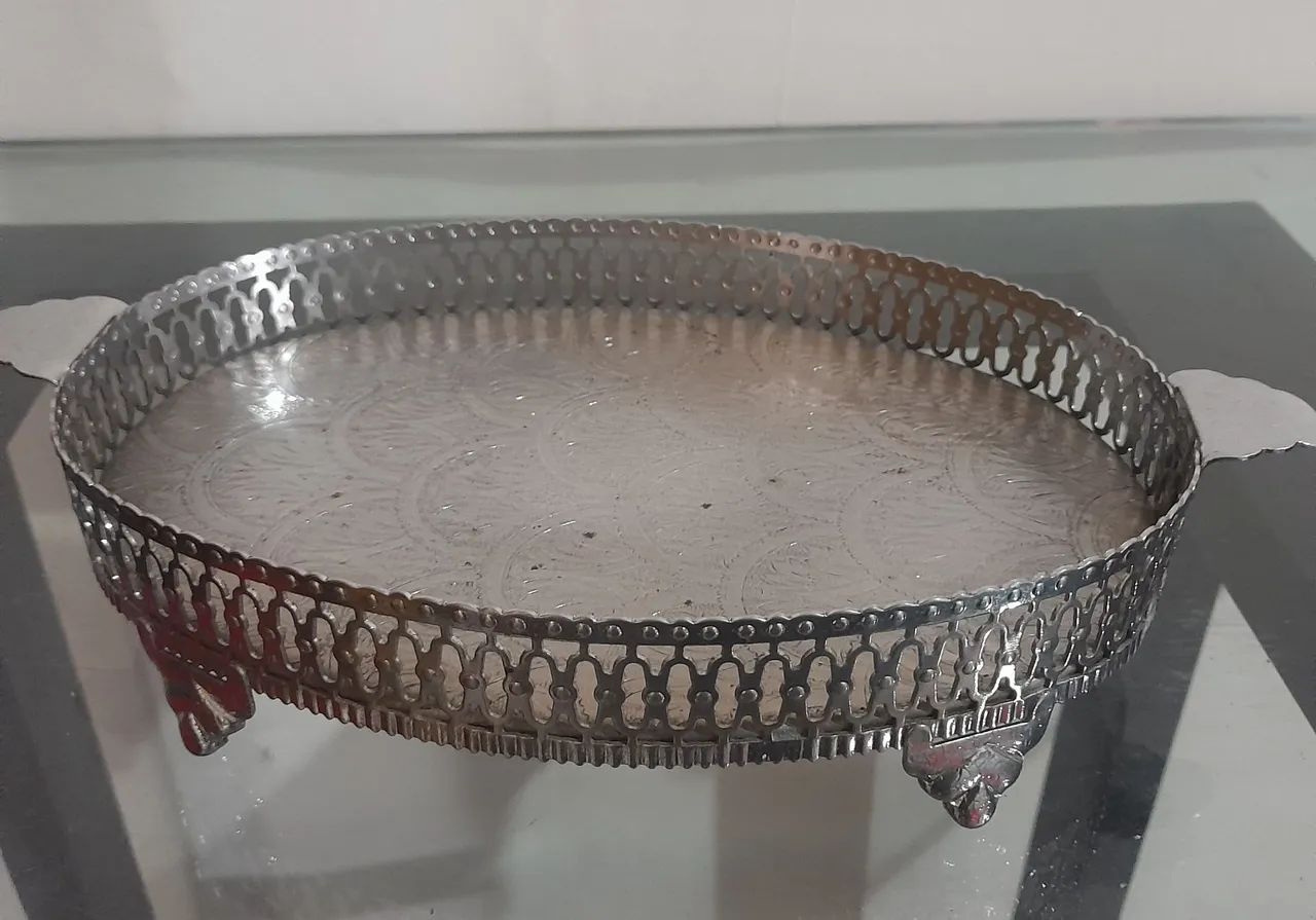 Antiga bandeja em metal prateado 