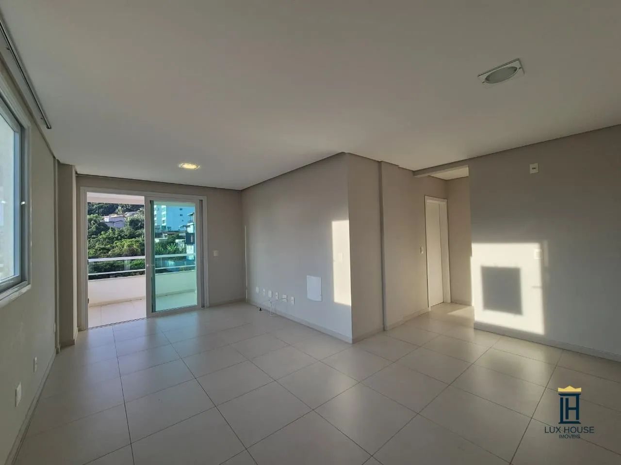Apartamento 2 Suítes 200 do Mar em Jurerê - Locação Anual - Foto 2