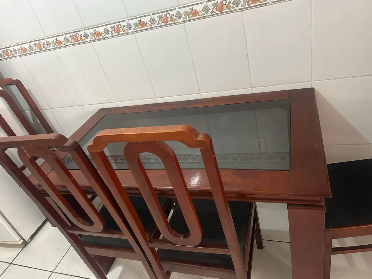 Doa-se mesa de madeira e vidro - 4 cadeiras - Foto 3