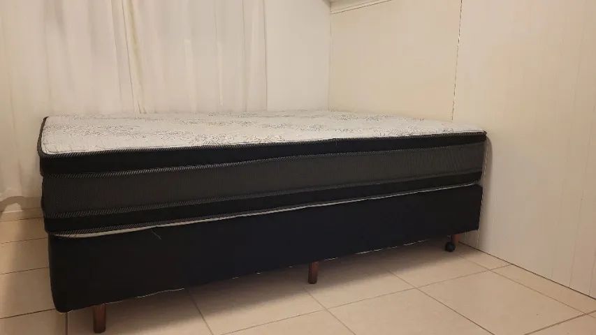 Cama box com colchão e base, tamanho Queen.