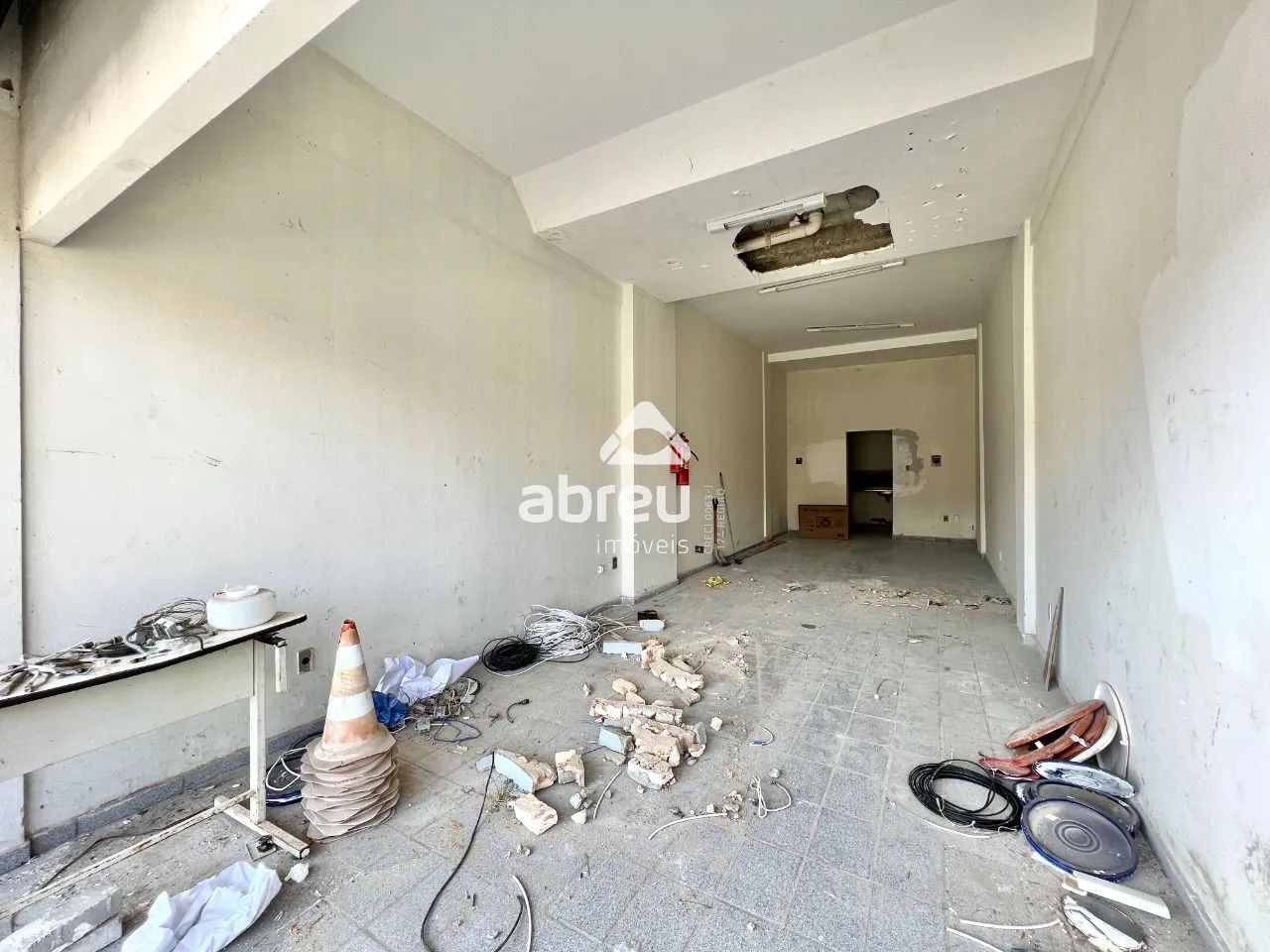 Excelente oportunidade de alugar uma loja (n°09),no Edificio Cecom, localizada na Avenida  - Foto 2