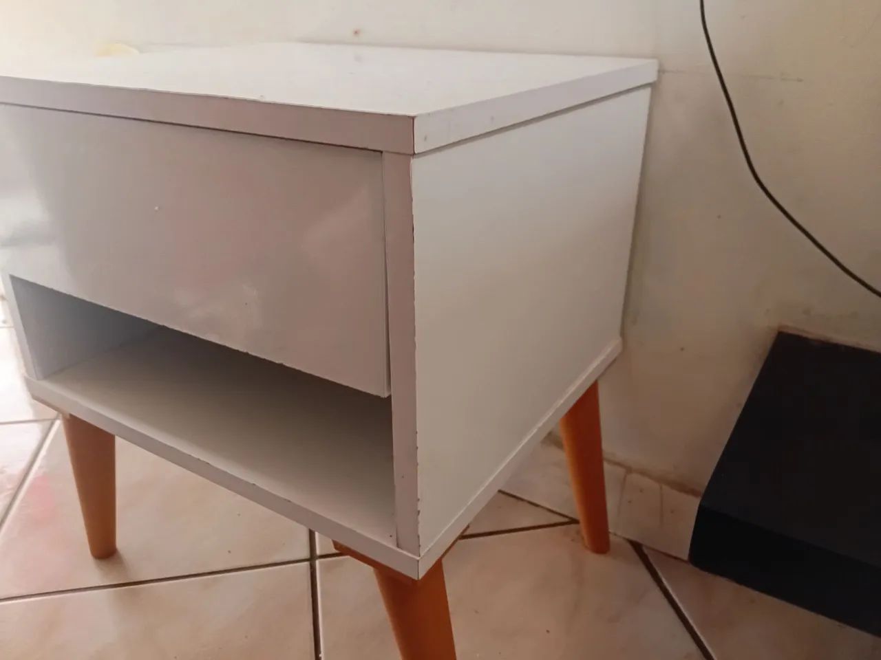 Mesa de cabeceira em MDF branca com gaveta. - Foto 3
