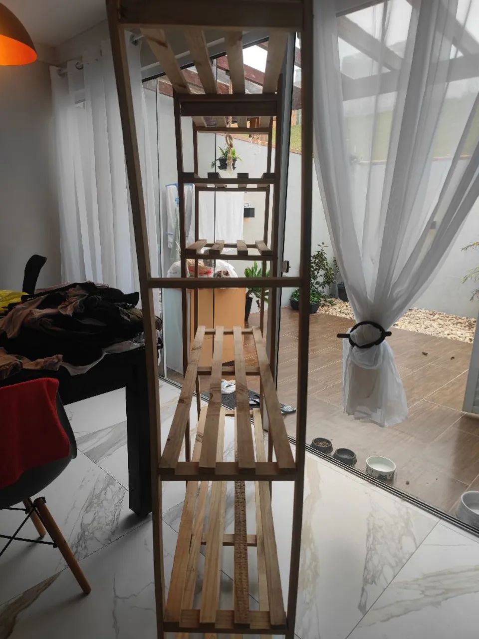 Arara de madeira 