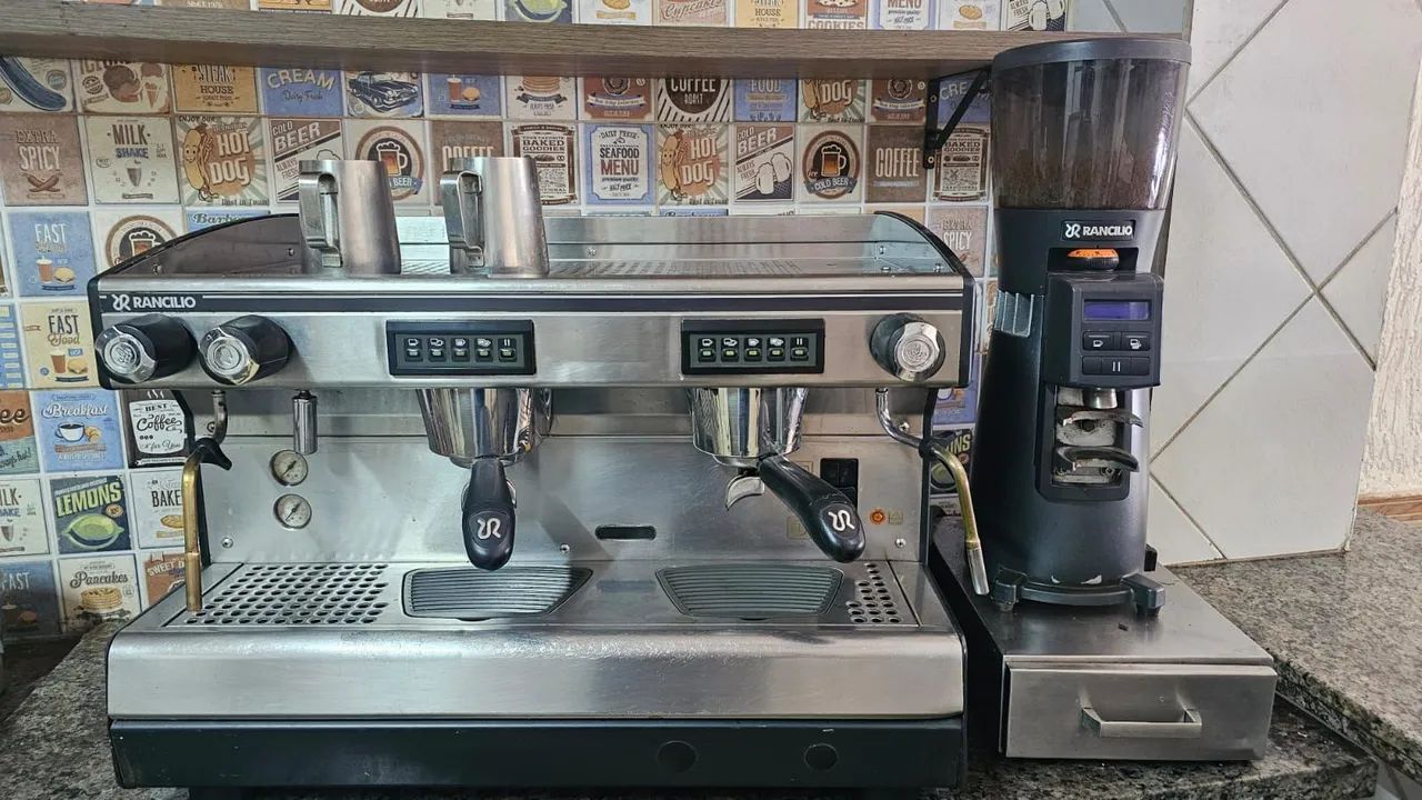 Máquina de café profissional Rancilio com moinho<br>