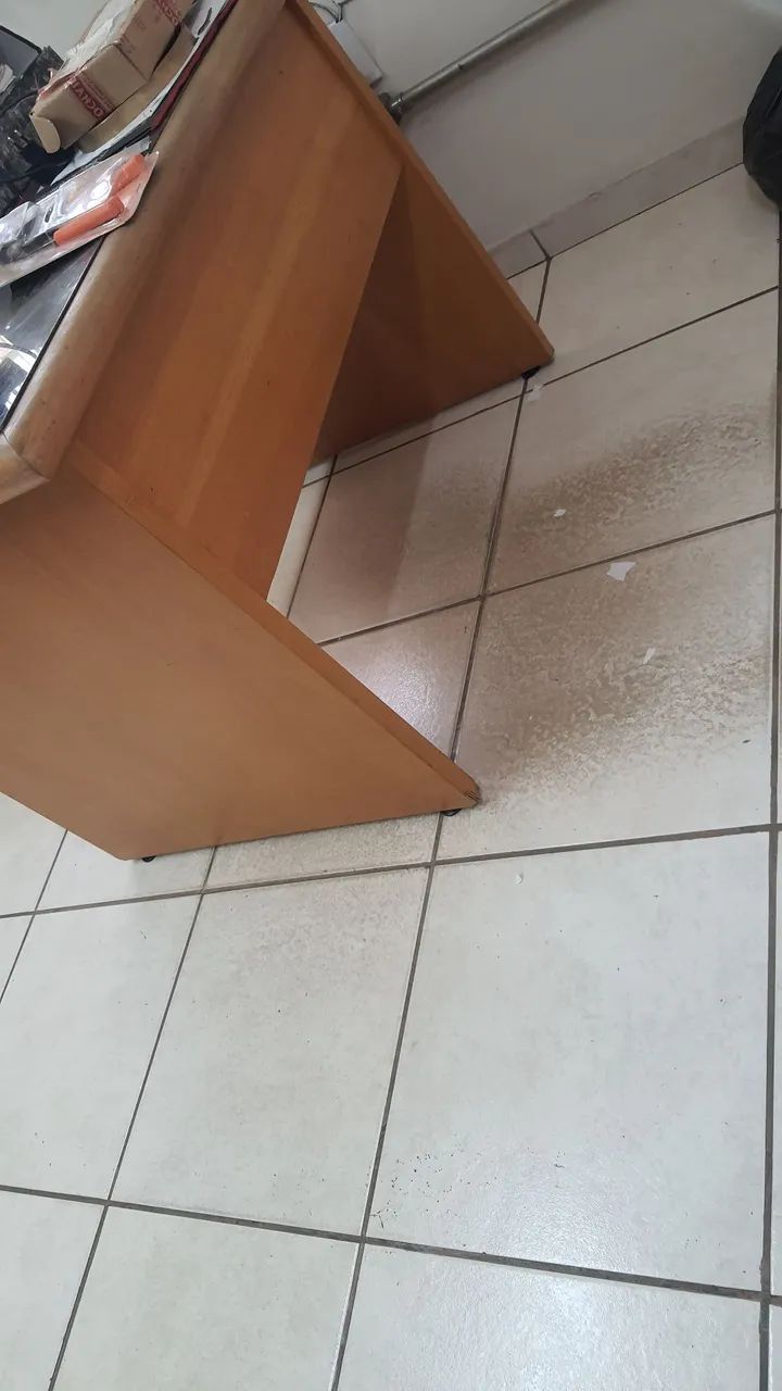 Mesa com tampo em pedra