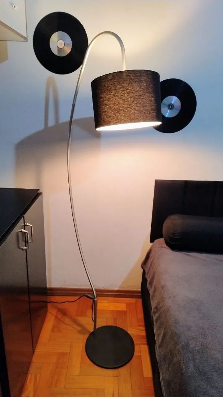Luminária de chão com design italiano