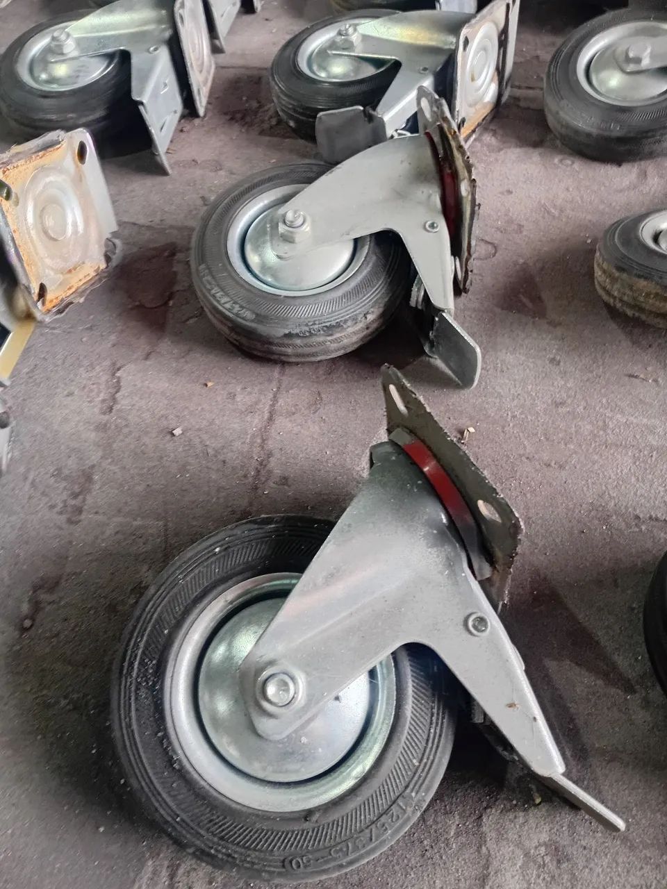 Rodízio Giratório de Poliuretano com Trava (4 polegadas / 100mm) da marca JST 