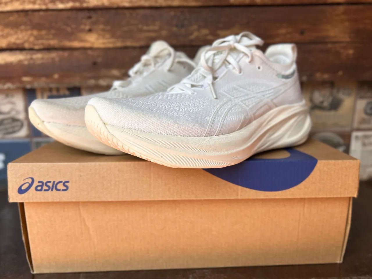 Tênis Asics Nimbus 26 off white 