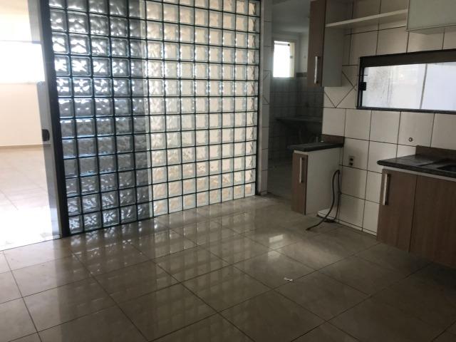 Excelente apartamento amplo,varanda, dependência completa - Foto 17