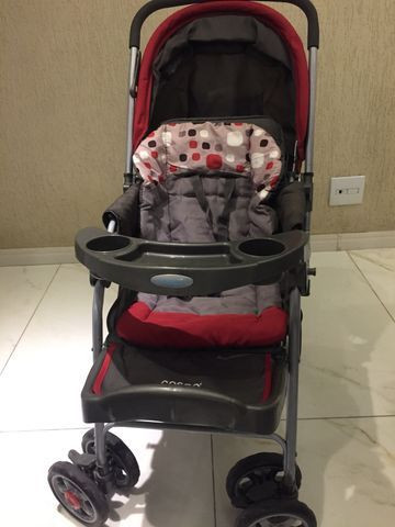 Carrinho de bebê Cosco cinza e vermelho - Foto 3