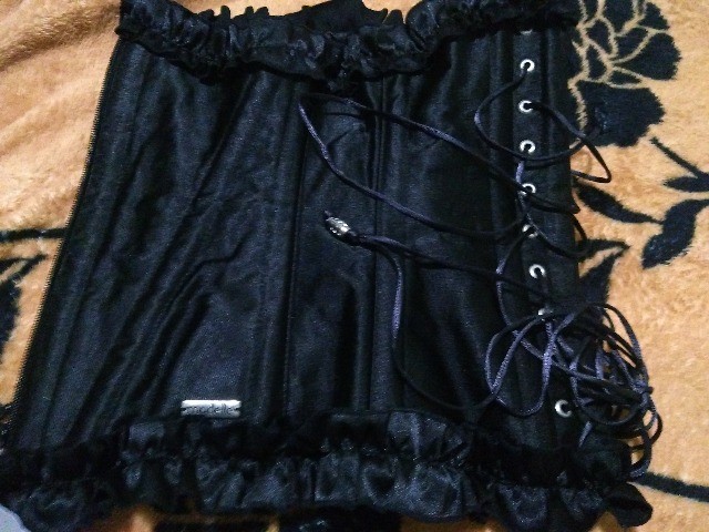 Corselet Modelle com 12 barbatanas de aço, zíper frontal e babados - Foto 4