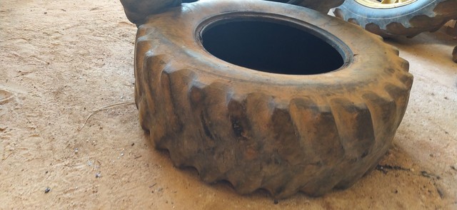 Pneus duplados 16.9-26", carcaça original para ressolar 