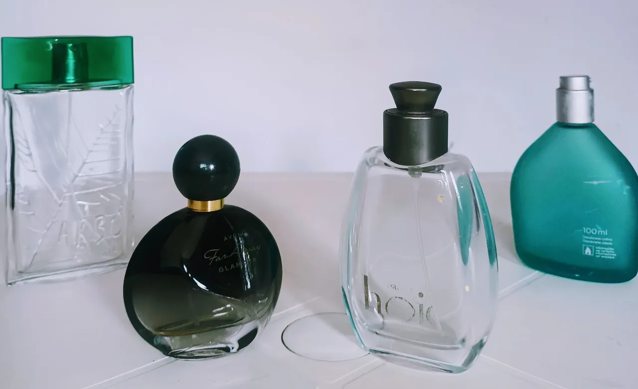 Frascos de perfume vazios