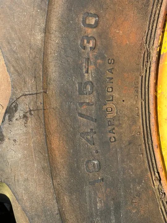 2 Pneus e 2 Rodas da colheitadeira 10.4/15-30 - Foto 3