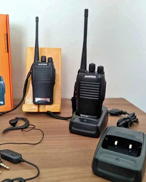 Kit de 2 Rádios Comunicadores Com 2 Fones de ouvido e 2 Carregadores - Foto 3