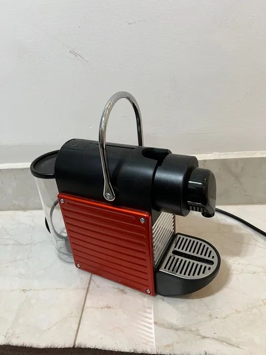 Cafeteira Nespresso Modelo C60 127V 1350W vermelha com suporte para capsulas  - Foto 5