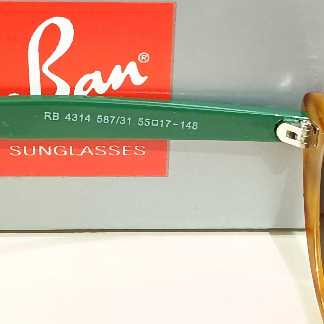 Óculos de sol Ray Ban Nina kraviz caramelo com haste verde unissex novo  - Foto 5