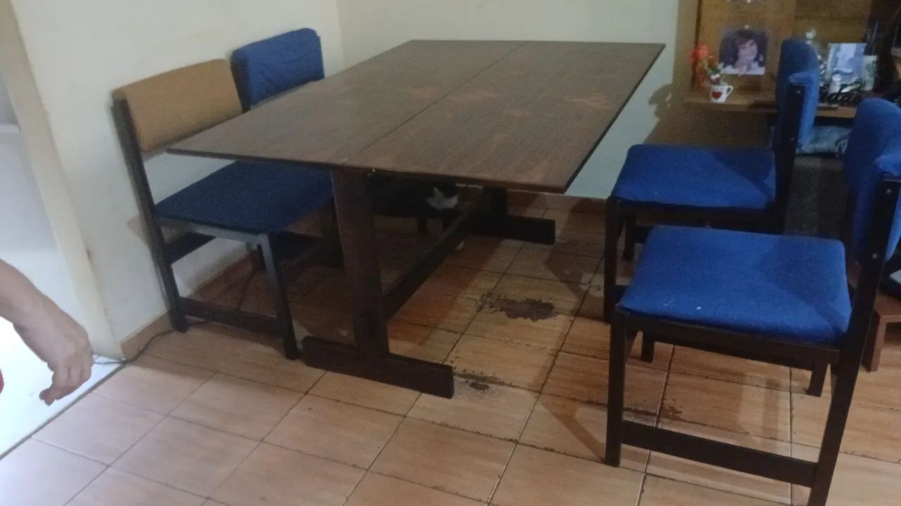 Mesa em jacaranda com quatro cadeira 