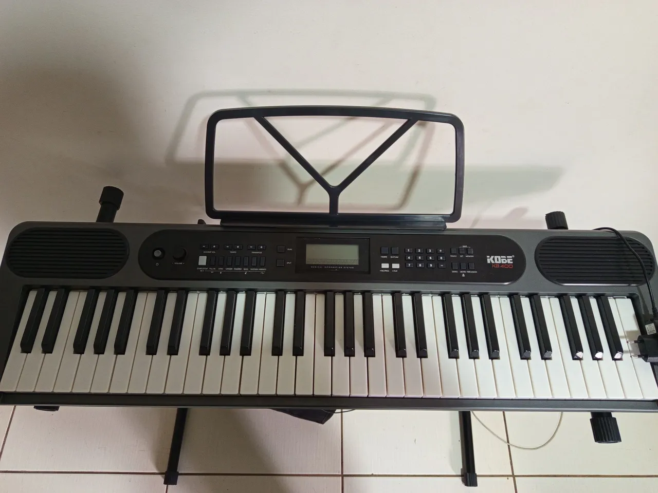 Teclado Musical KOBE KB400 teclas sensitivas - usado pouquíssimas vezes
