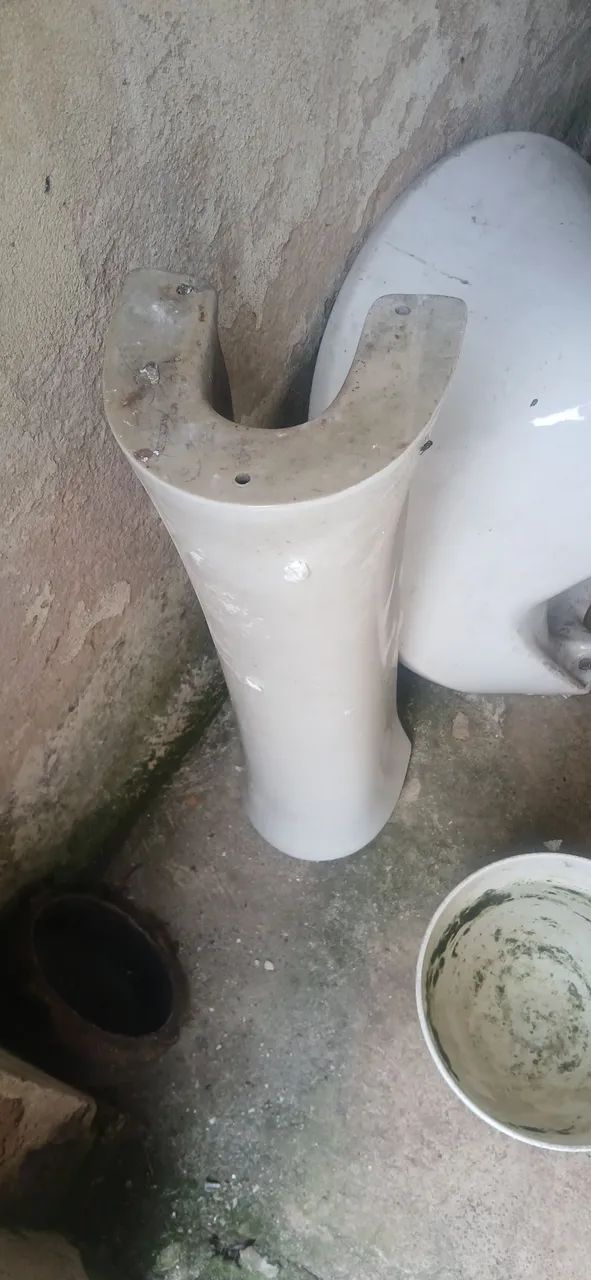 Bathroom sink64319317014145120