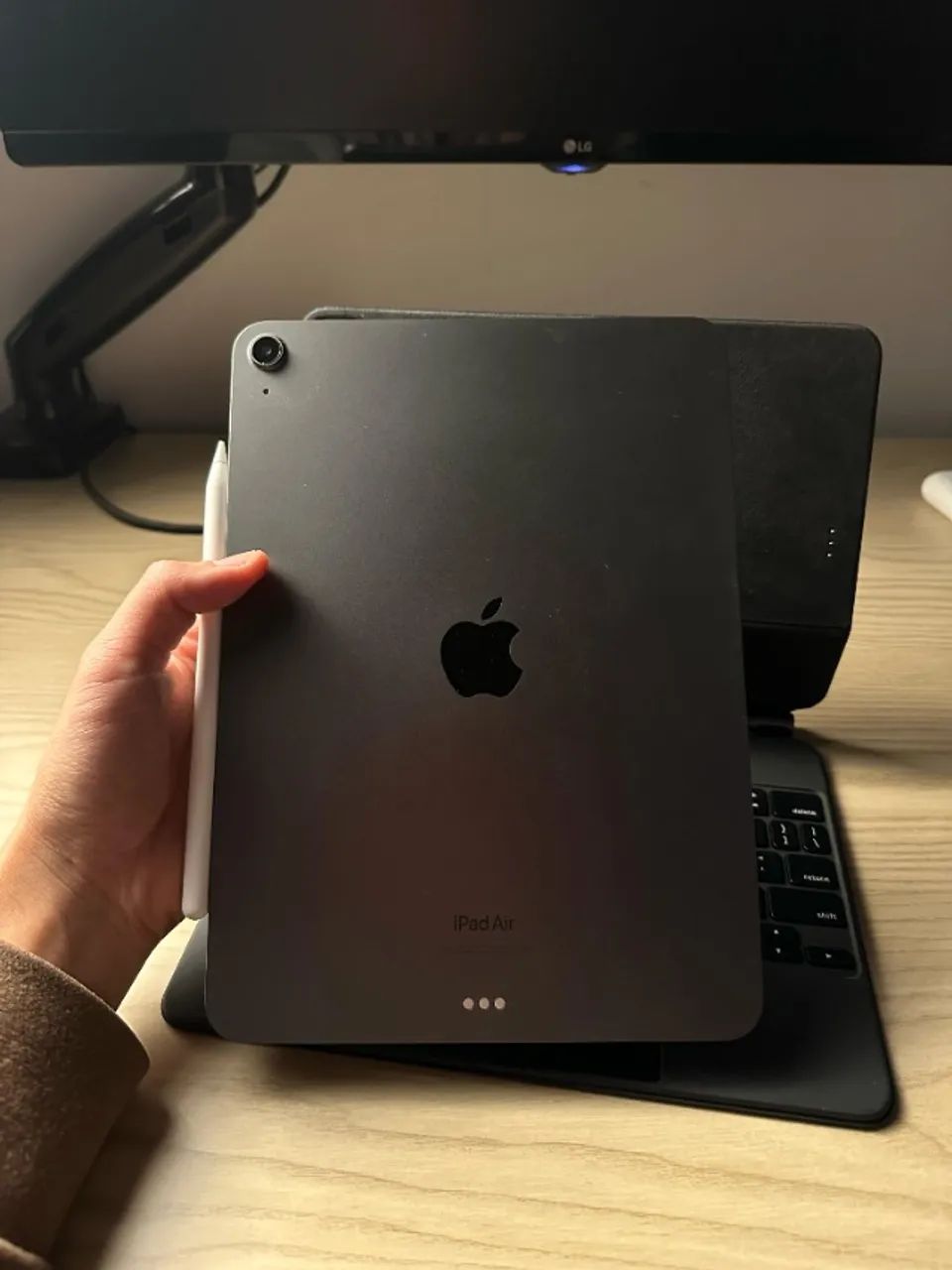 iPad Air (5ª geração) 256 GB Wi-Fi + teclado Apple (Magic Keyboard