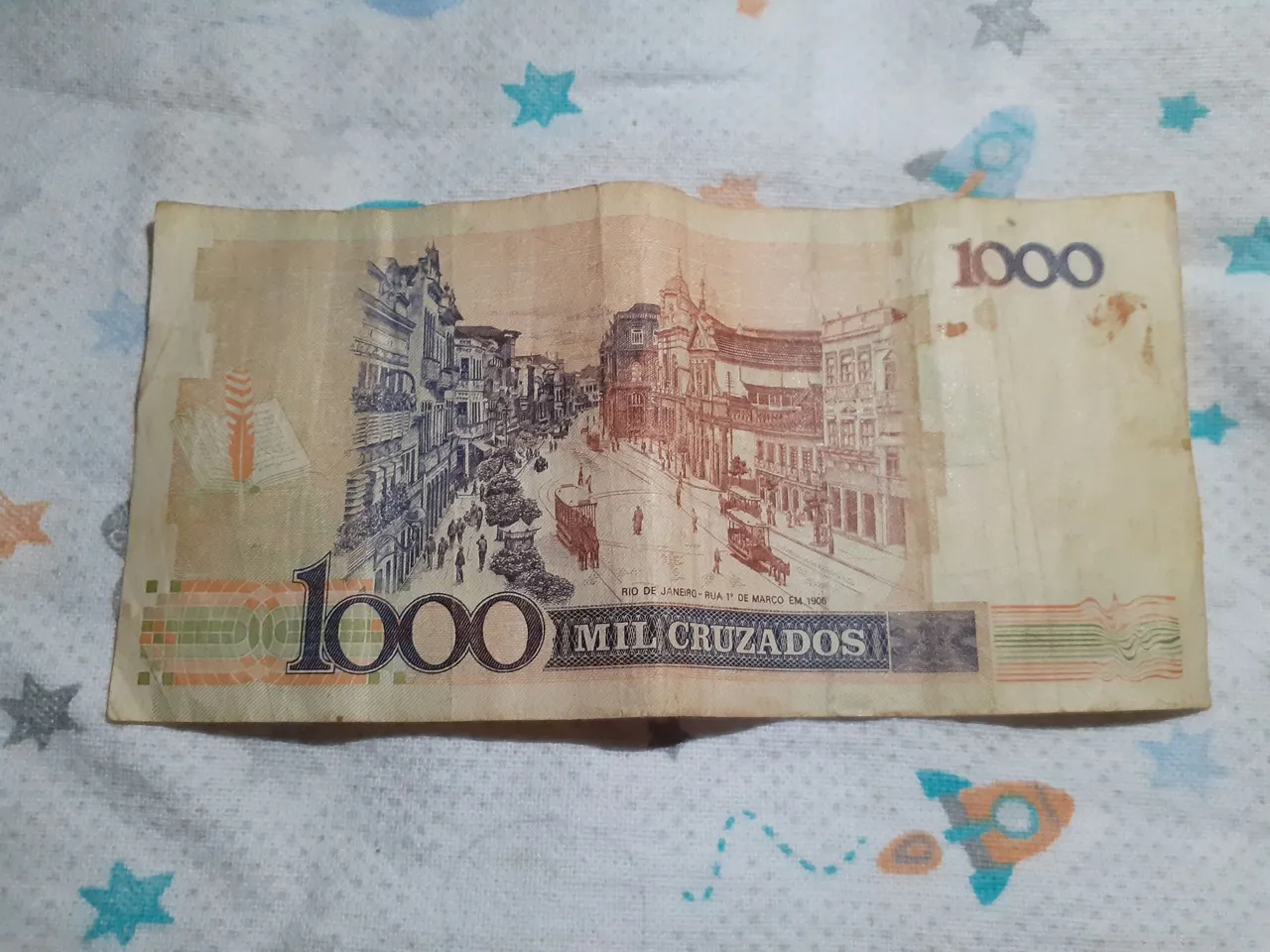 Vendo essas notas antigas em perfeito estado de conservação.
