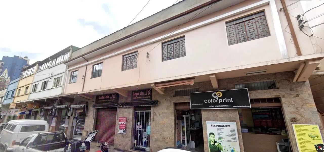 Centro- Dois salões comerciais: Salão 1+ toalete: área 25m2 // Salão 2 + toalete: área 20m