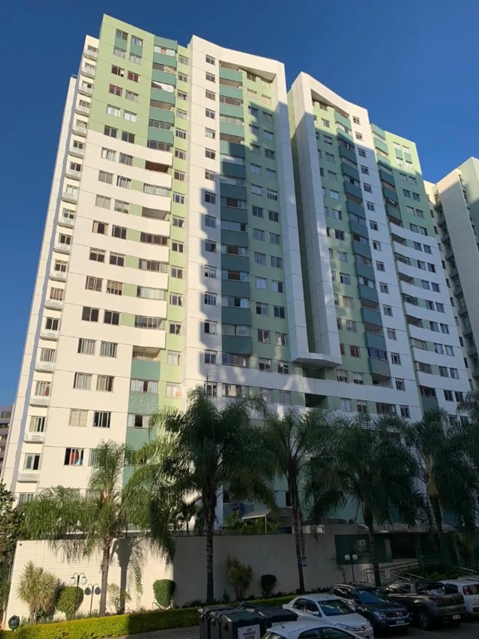 Alugo apartamento de 3 quartos Rua 22 sul, próximo ao metrô!