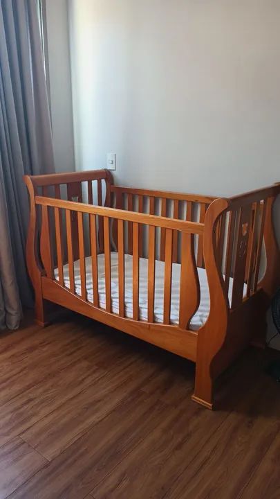 Cômoda, cama babá e berço em madeira maciça. - Foto 4