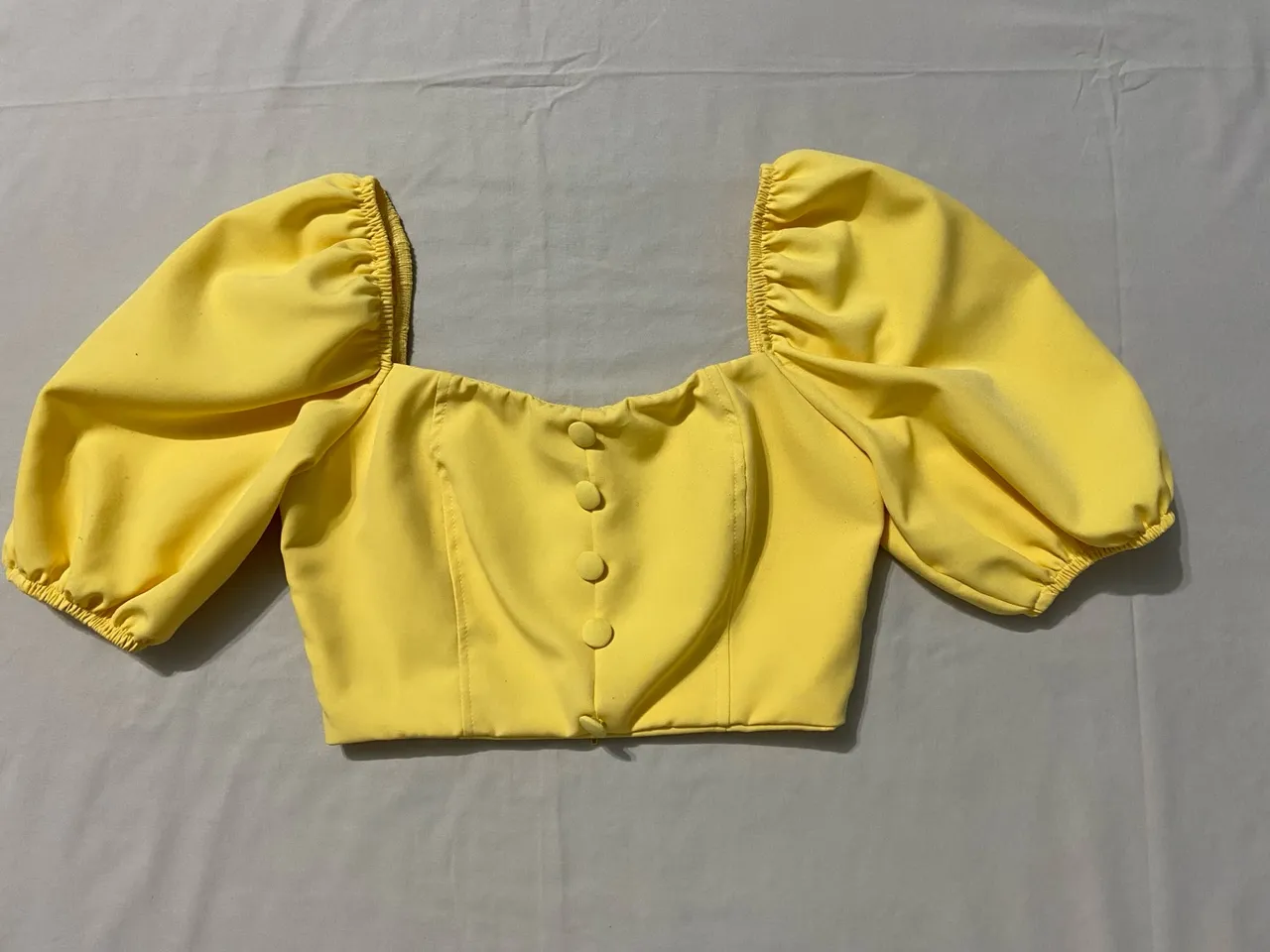 Blusa feminina alfaiataria amarela (Amisi) com mangas bufantes