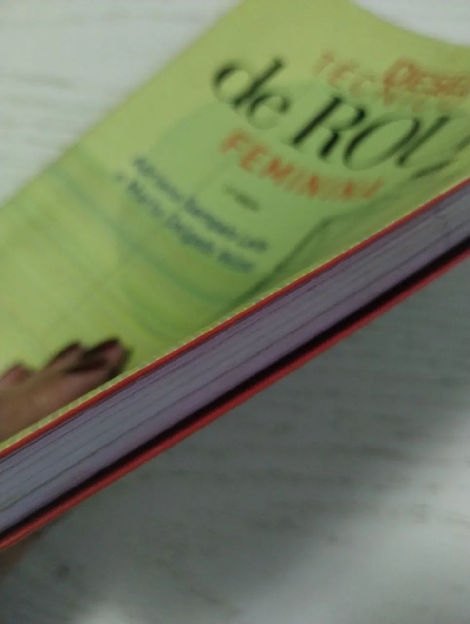 Livro desenhos técnicos de roupa feminina terceira edição editora Senac - Foto 2