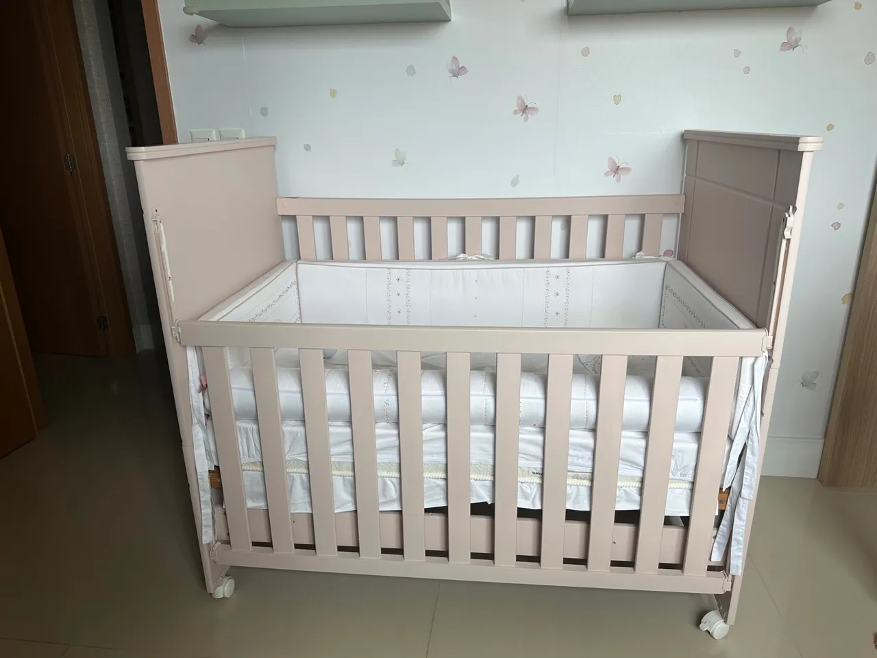 Berço mdf em laca rosa. Grade móvel. Com colchão.