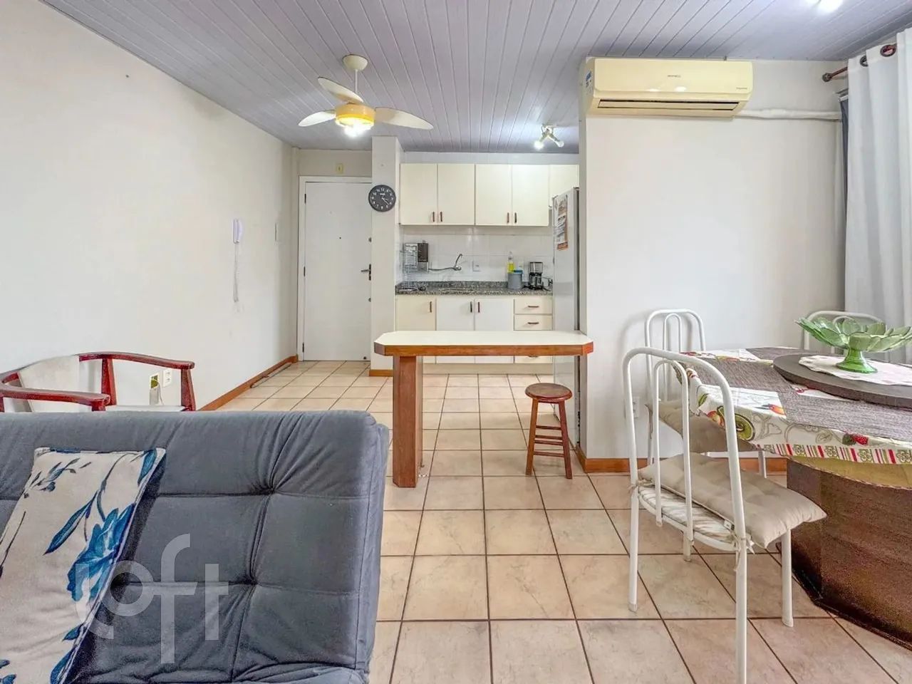 Apartamento à venda em Canasvieiras com 43 m², 1 quarto, 1 vaga