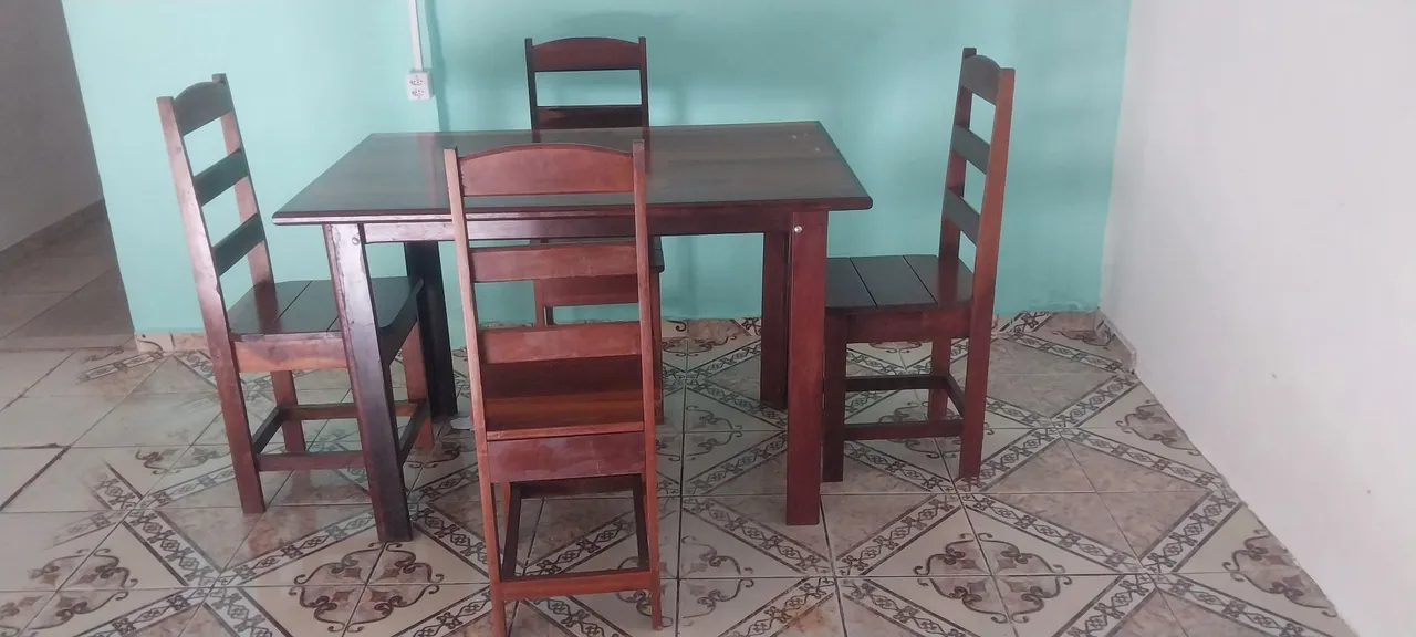 Conjunto de Mesa de Jantar em Madeira Maciça